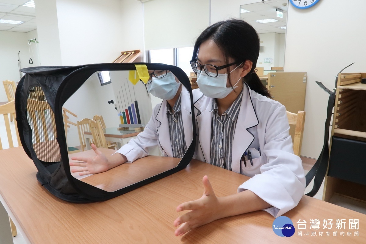 職能治療師蔡宜軒說明鏡像治療的原理。(南基提供)