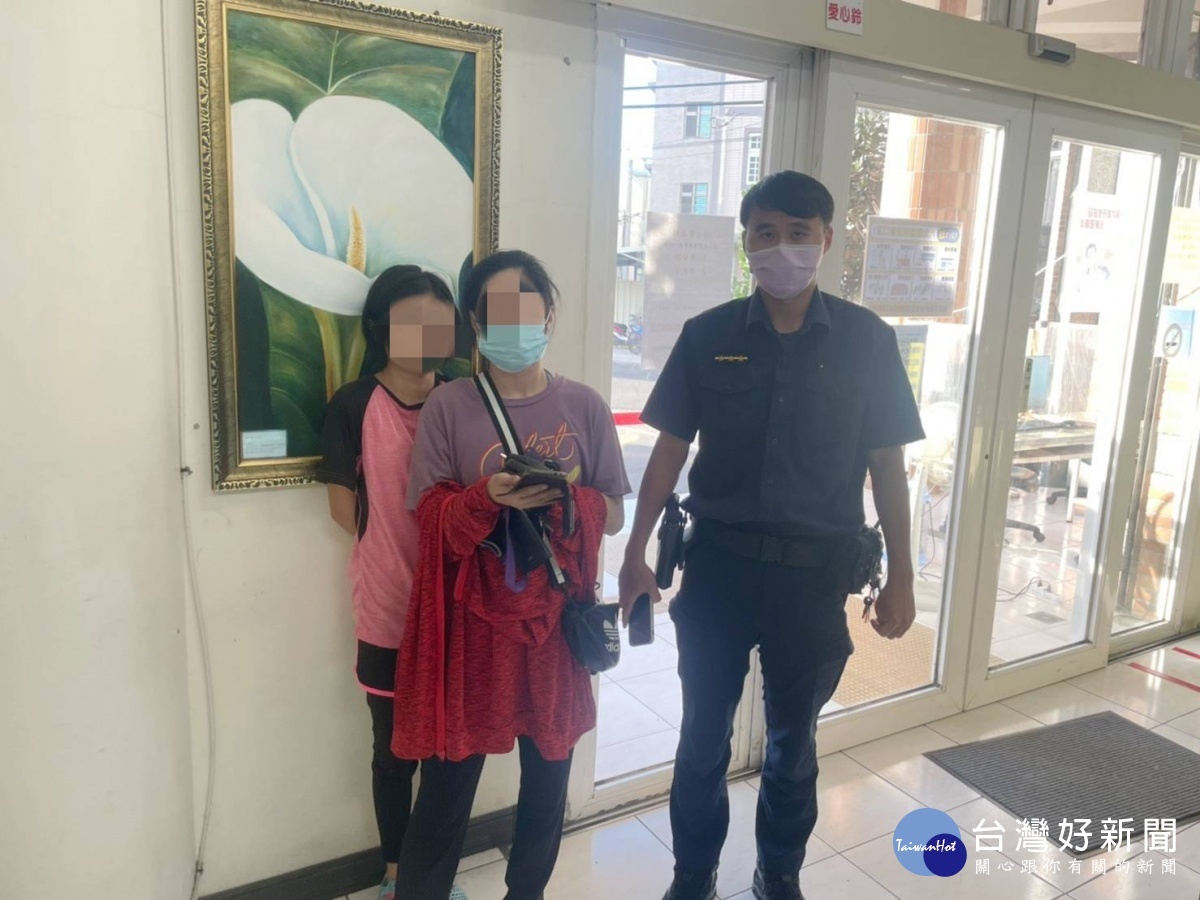 精障女子呆坐店門口,警協助返家團圓