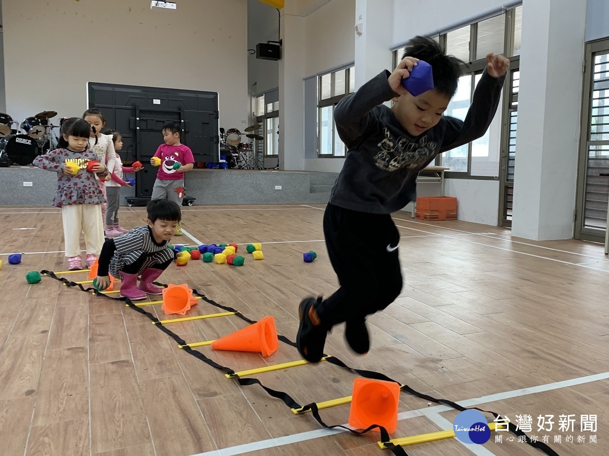 牡丹國小位處偏鄉,學童體位身形較小,體位過輕,學校與民間善心團體及食物銀行合作,讓孩子在運動社團課後補充牛奶與水煮蛋