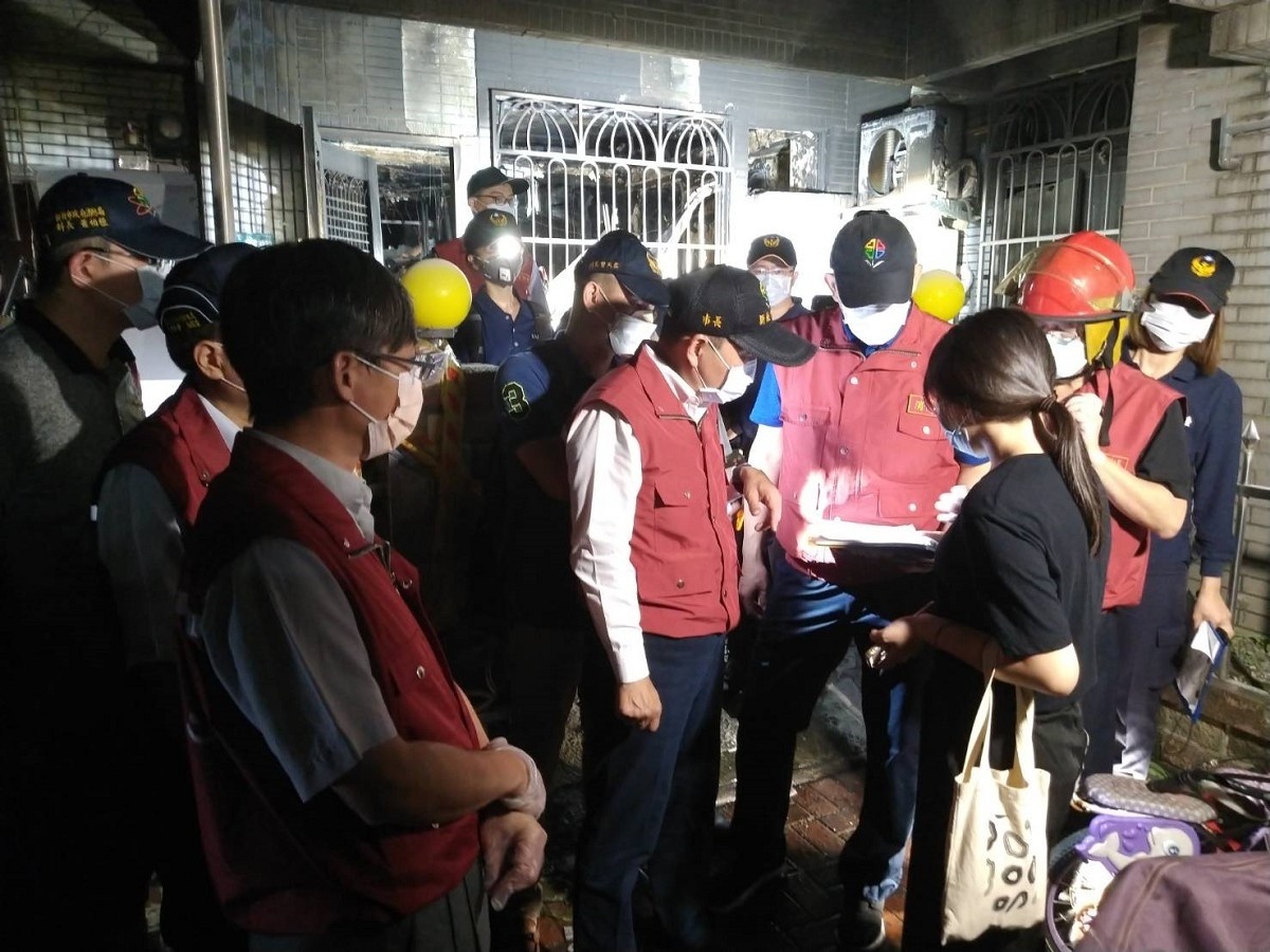 市長侯友宜清晨4時許抵達火災現場,了解民宅起火原因及火災處理情形,並前往雙和醫院慰問罹難者家屬
