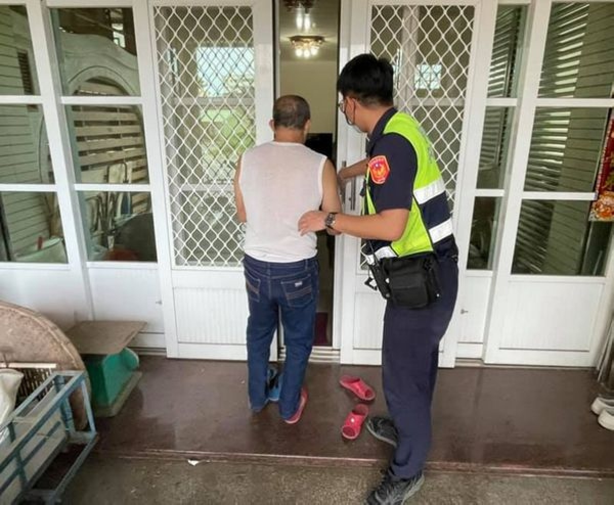 一名迷糊老翁竟將機車逆向騎上快速道路,麥寮所員警獲報立即馳赴現場予以交管警示及協助,並安全將老翁護送返家。