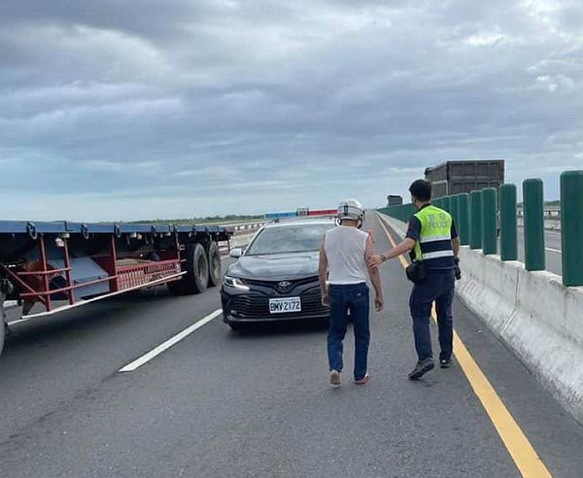 一名迷糊老翁竟將機車逆向騎上快速道路,麥寮所員警獲報立即馳赴現場予以交管警示及協助,並安全將老翁護送返家。