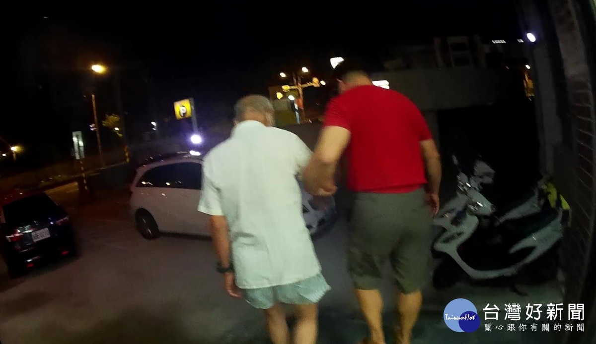 老翁兒子,到派出所接其父親返家