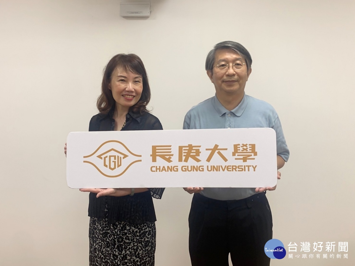 連心瑜老師(圖左)邀請楊智偉院長(圖右)錄製Podcast,分享醫學院的優勢、強項與未來願景。
