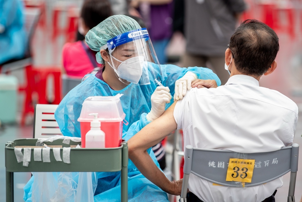 第五輪疫苗接種開打,桃園巨蛋體育館接種站施打情形。
