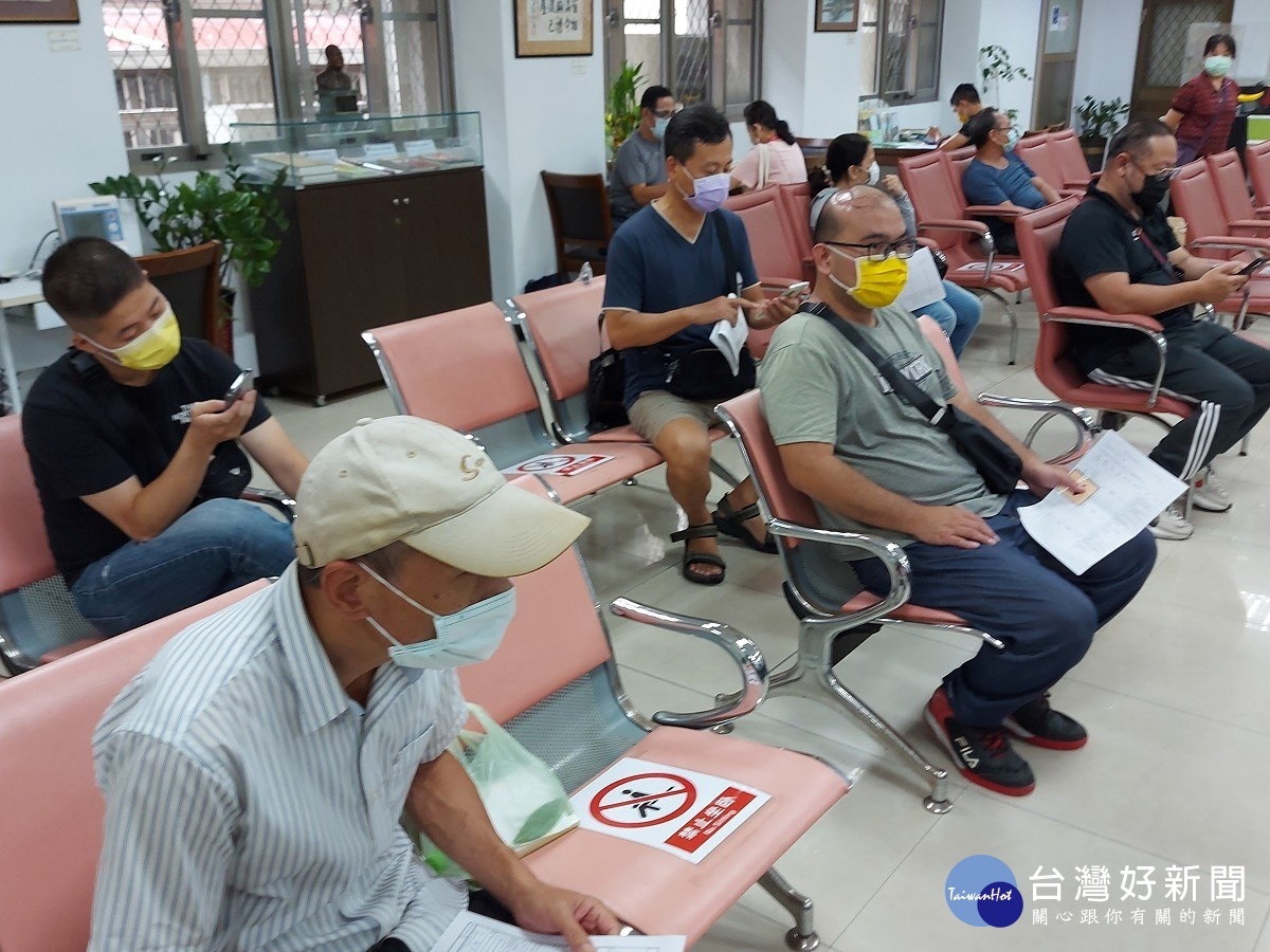 就業媒合活動現場等待面試之退除役就業媒合活動現場等待面試之退除役官兵官兵