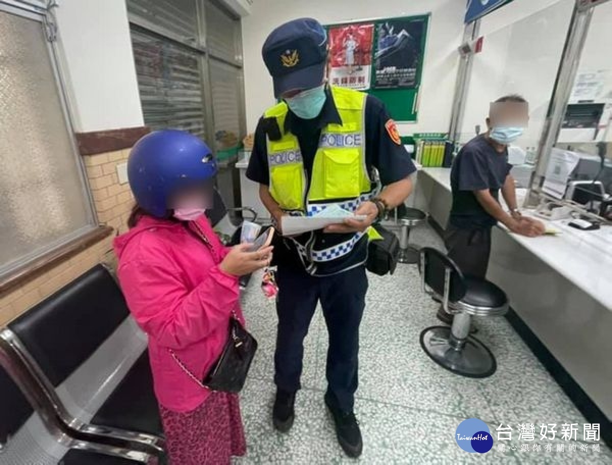 女子聽信網友家貧急需金錢資助,不疑有異前往郵局匯款,機警行員報警求助,麥寮所警員到場識破騙局,保住女子的血汗錢。