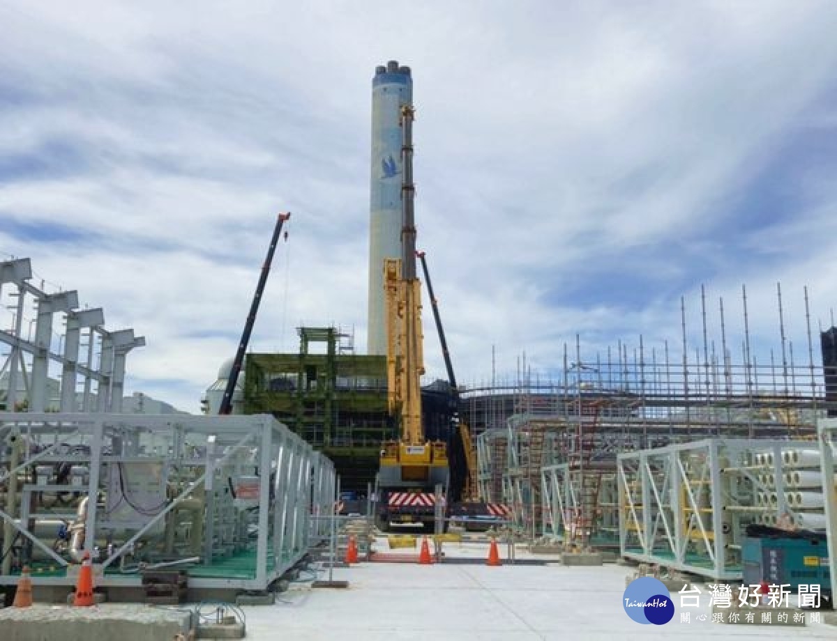 經濟部工業局長呂正華視察麥寮海水淡化廠工程,稱許台塑克服萬難維持施工順暢,希望能如期於明年8月完竣。