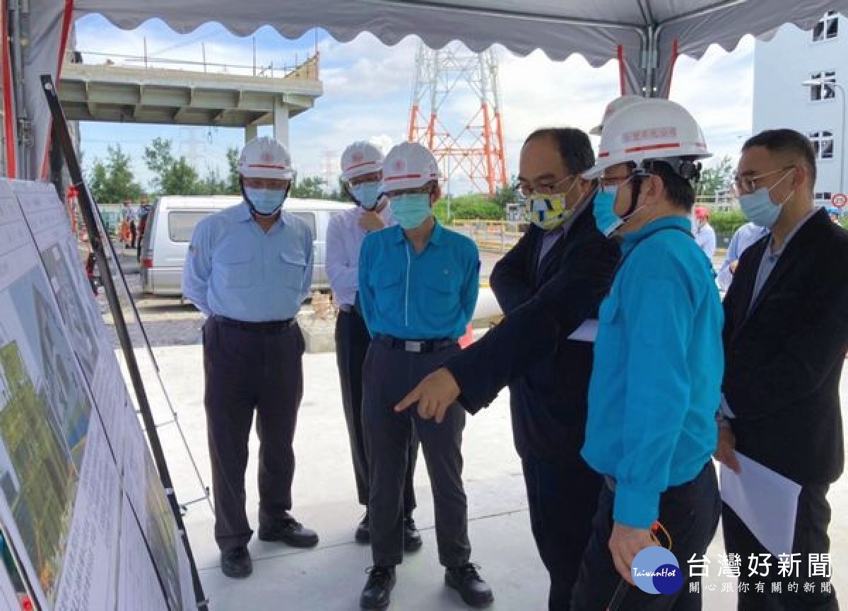 經濟部工業局長呂正華視察麥寮海水淡化廠工程,稱許台塑克服萬難維持施工順暢,希望能如期於明年8月完竣。