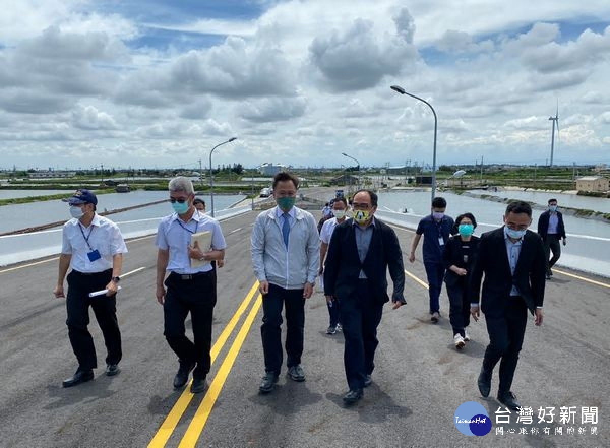 經濟部工業局長呂正華視察麥寮海水淡化廠工程,稱許台塑克服萬難維持施工順暢,希望能如期於明年8月完竣。