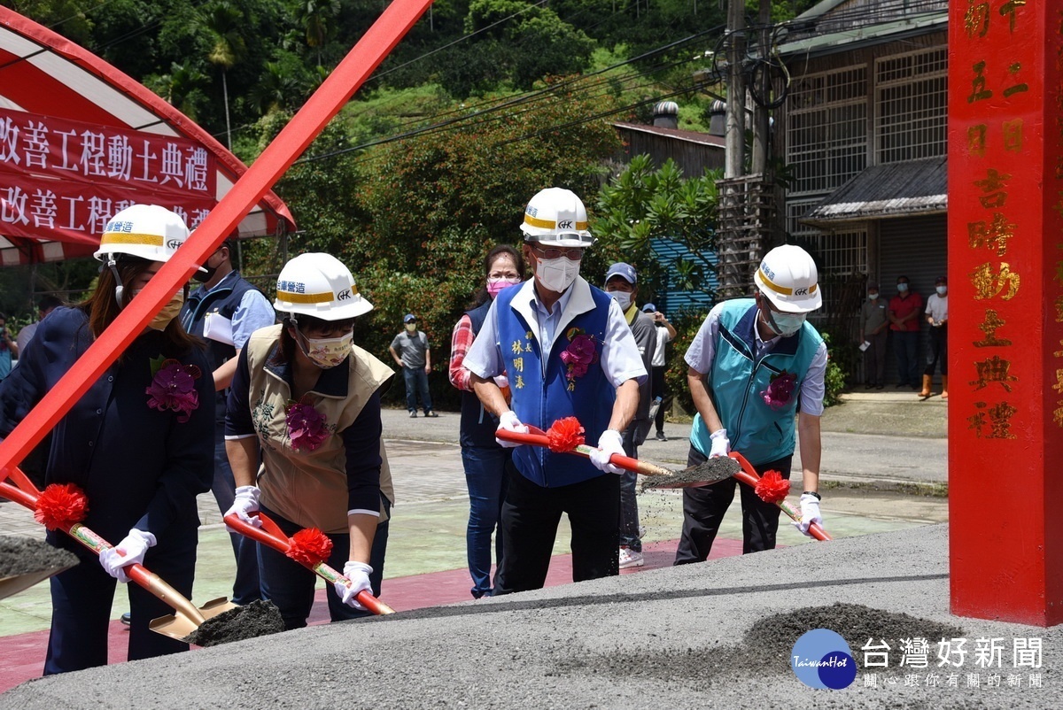 馬文君、林明溱、蔡培慧等來賓為工程動土。(縣府提供)