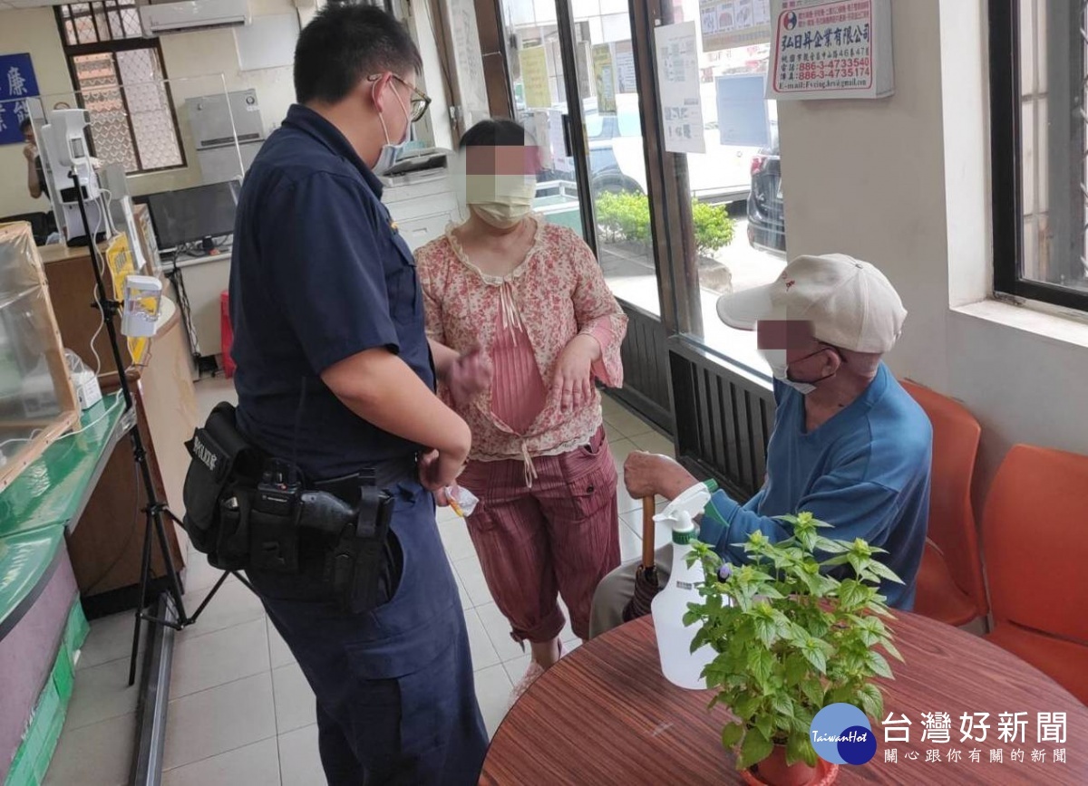 老翁訪友熱昏迷失街頭,警協查身分助返家
