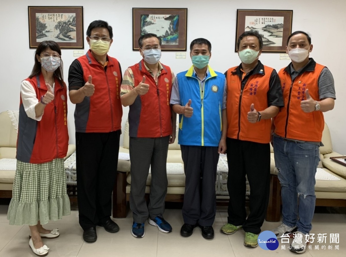 陸海空軍相互關懷協會理事長周三貴 (中右)、即將接任理事長吳隆海 (右2)及新北分會理事長王雲田 (右1),拜會新北市榮民服務處,林火土處長(中左)率主管歡迎接待