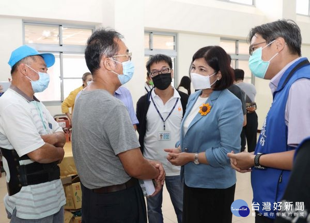 張麗善縣長與推動漁電共生的魚塭養殖鄉親及能源業者們,共同宣誓致力推動地方產業與綠能結合,創造雲林縣綠能亮點。