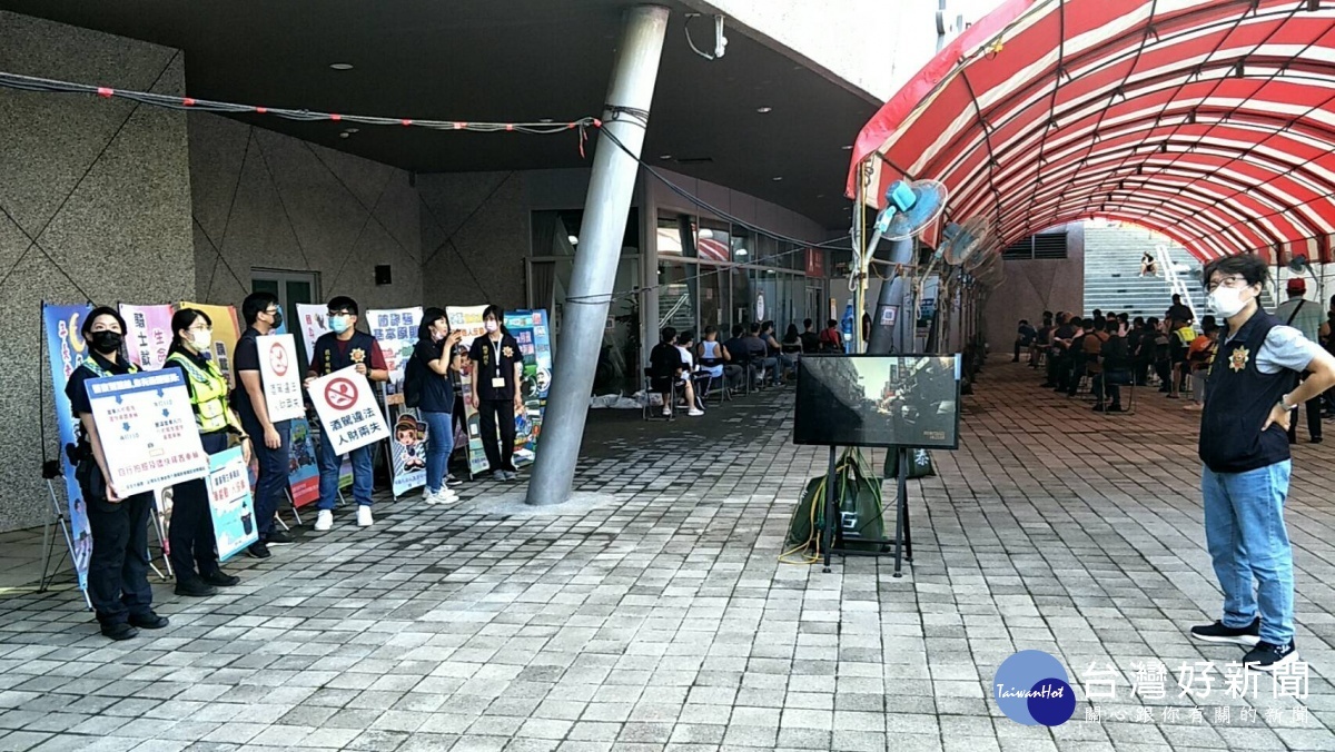 桃園警察分局創新作為,疫苗施打兼顧交通安全及犯罪預防宣導