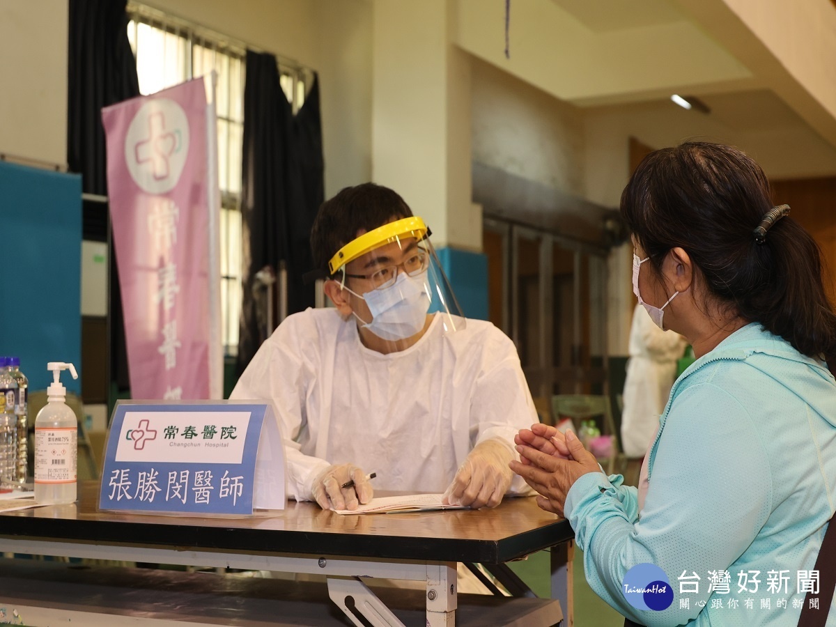 情人節打疫苗兼幫兒女找對象 醫師害羞回答「我已婚了」