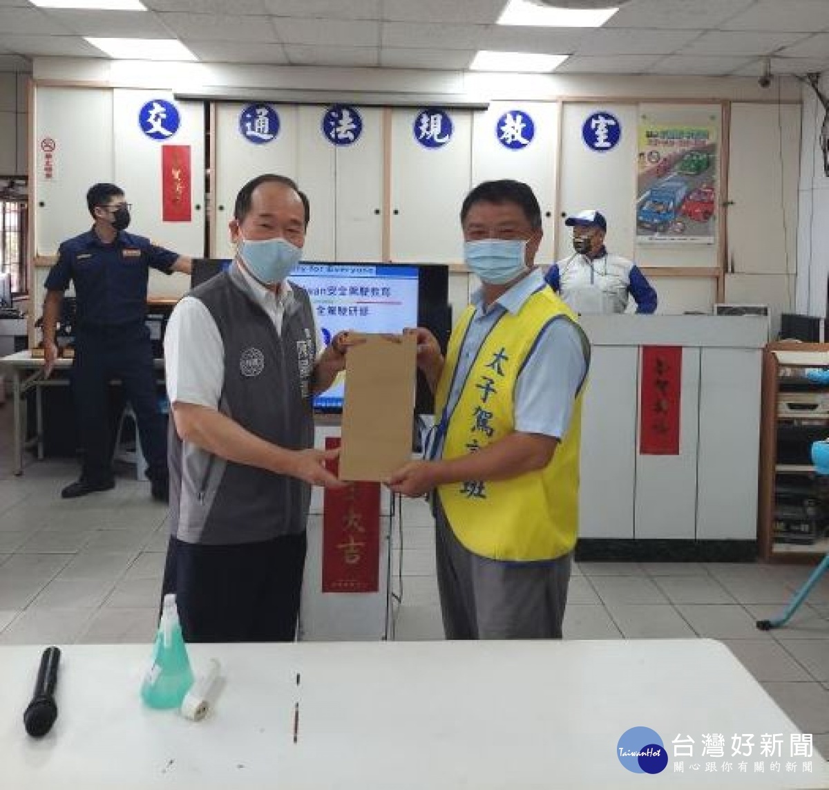 局長陳國進至駕訓班勉勵學員外,對於承辦駕訓班提供優良場地及師資表達感謝之意