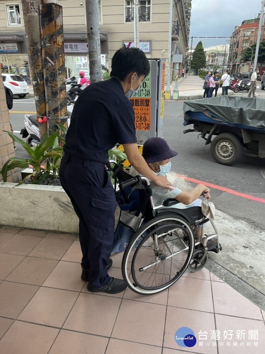 92歲老婦散步迷途,巡邏員警協助返家