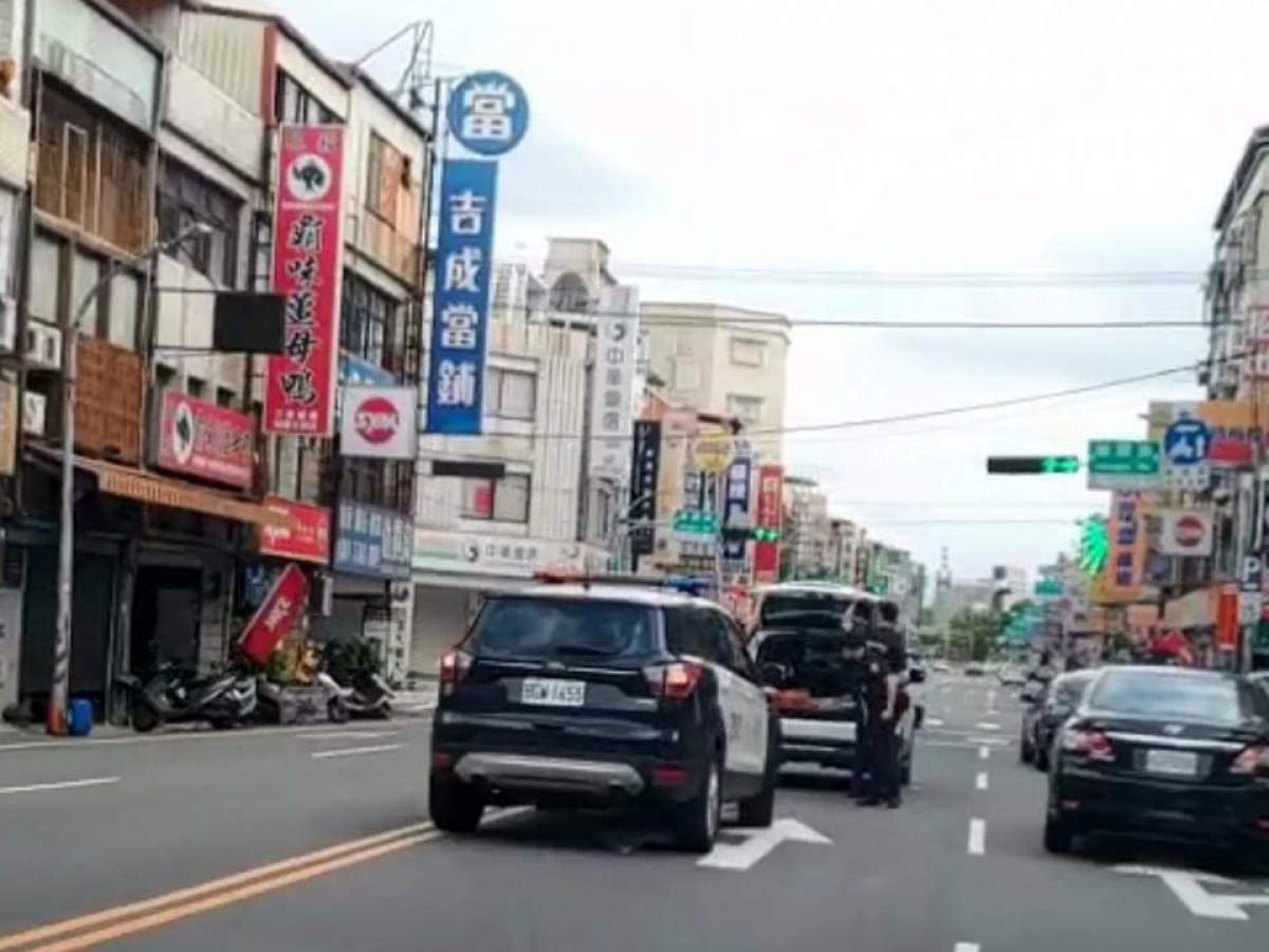 車輛拋錨交通要衝,員警迅速協助排除