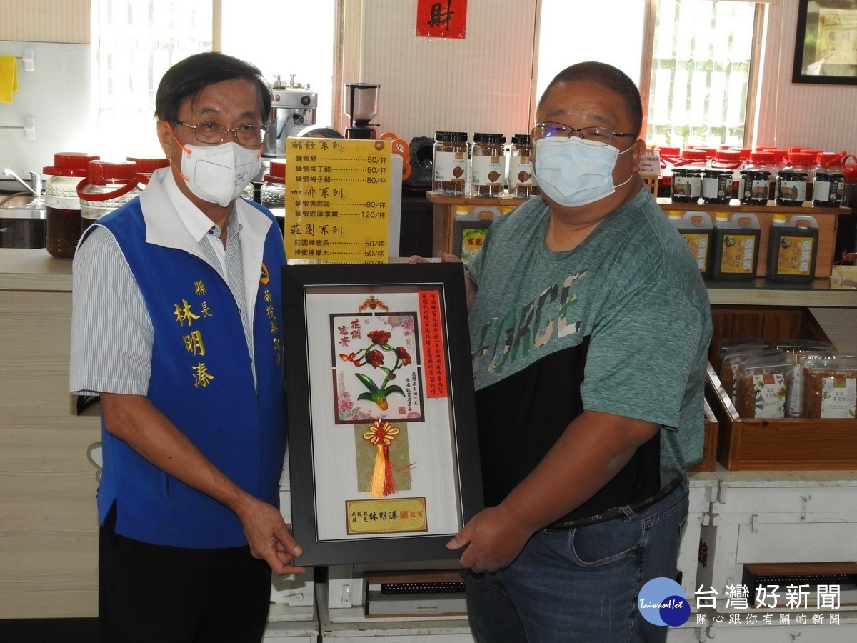 林明溱贈賀匾祝賀吳俊賢劉京妮為地方產業帶來殊榮。(縣府提供)