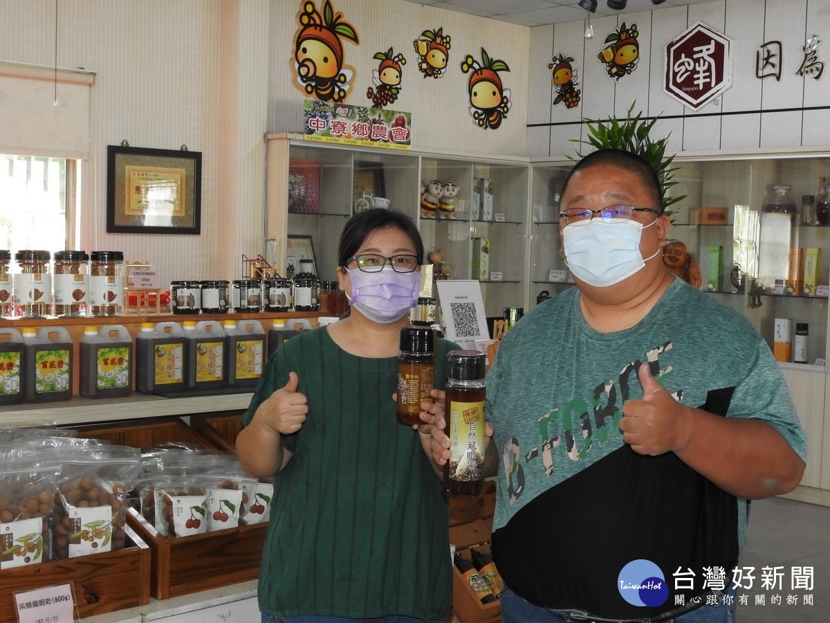 吳俊賢夫妻雙雙獲獎。(縣府提供)