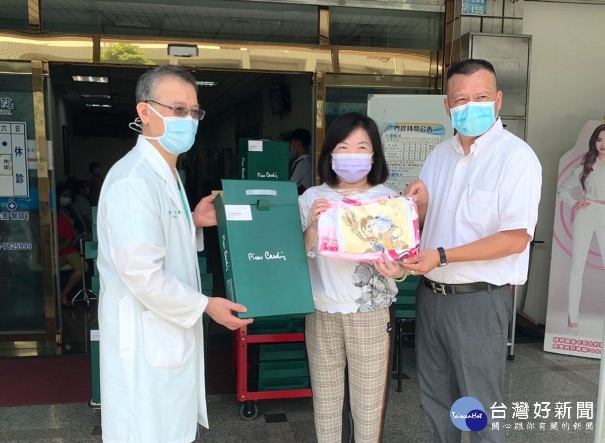 春原國際有限公司李俊輝董事長發起「齊心防疫挺醫護」行動，贈送抗菌毛浴巾給北港仁一醫院醫護團隊，感謝其辛勞的付出。