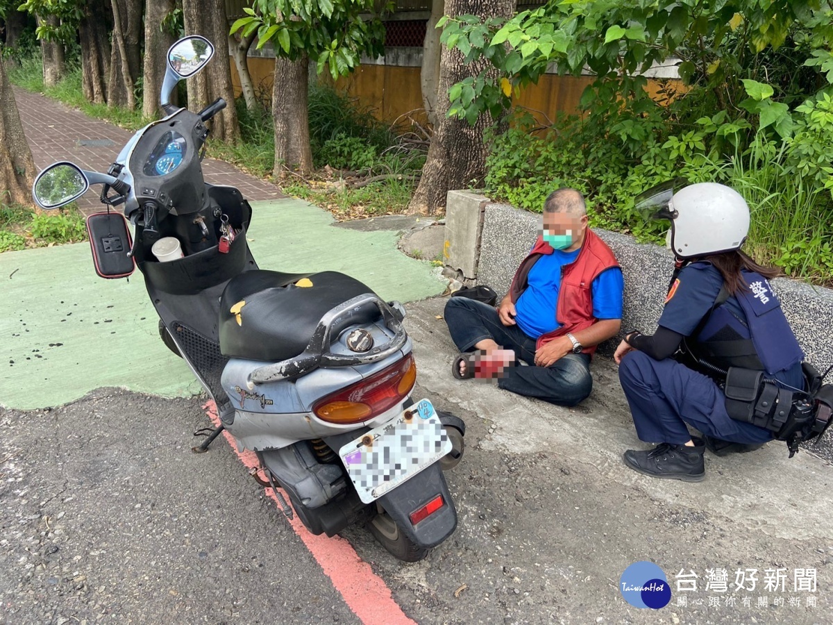 騎士身體突不適癱坐路旁,警急馳援幸平安