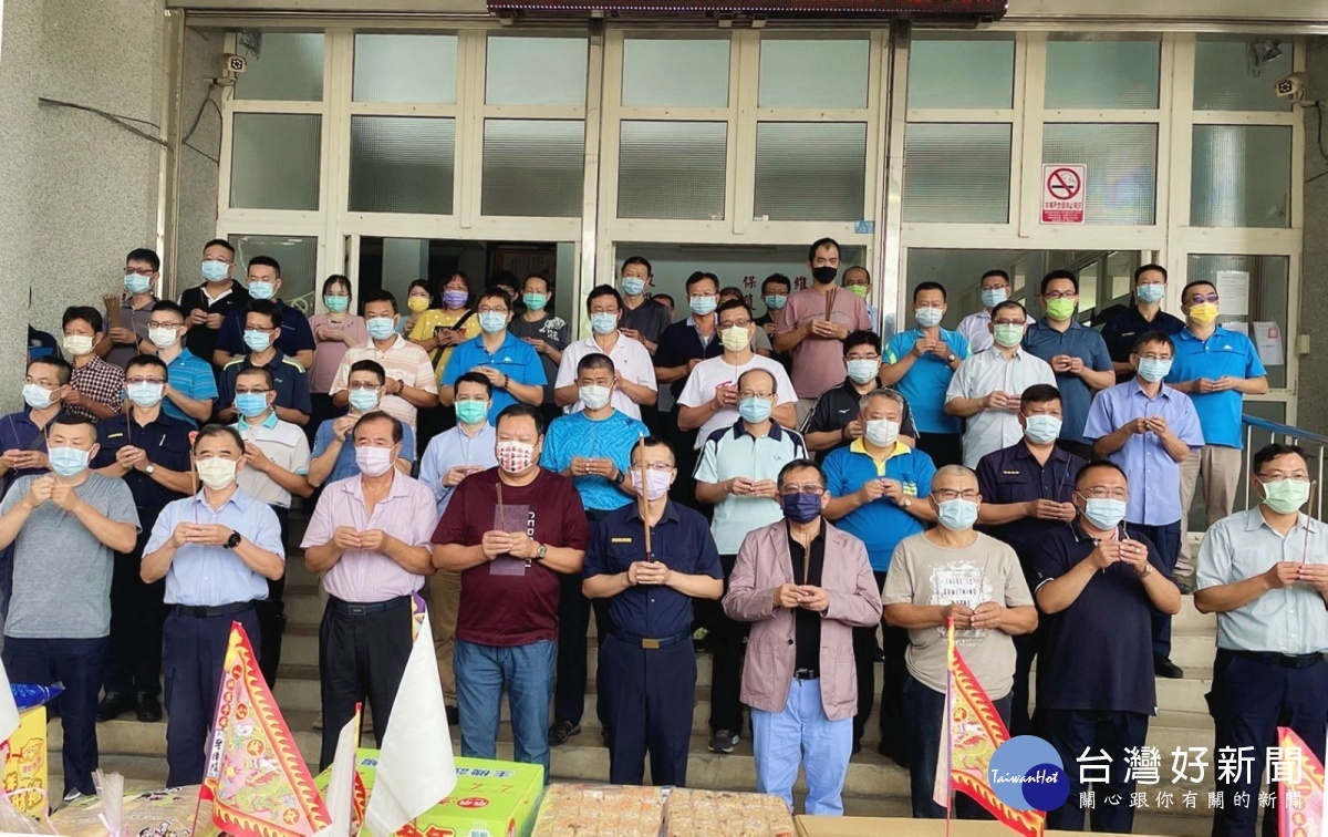 北港分局長顏偉丞率內外勤主管及警友會等,懷抱感恩之心齊舉清酌香楮之儀辦理普渡活動,祈求轄境治安交通平穩、全民無災。