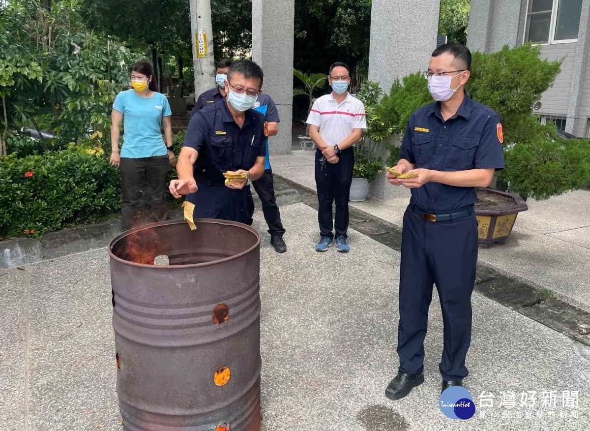 北港分局長顏偉丞率內外勤主管及警友會等,懷抱感恩之心齊舉清酌香楮之儀辦理普渡活動,祈求轄境治安交通平穩、全民無災。