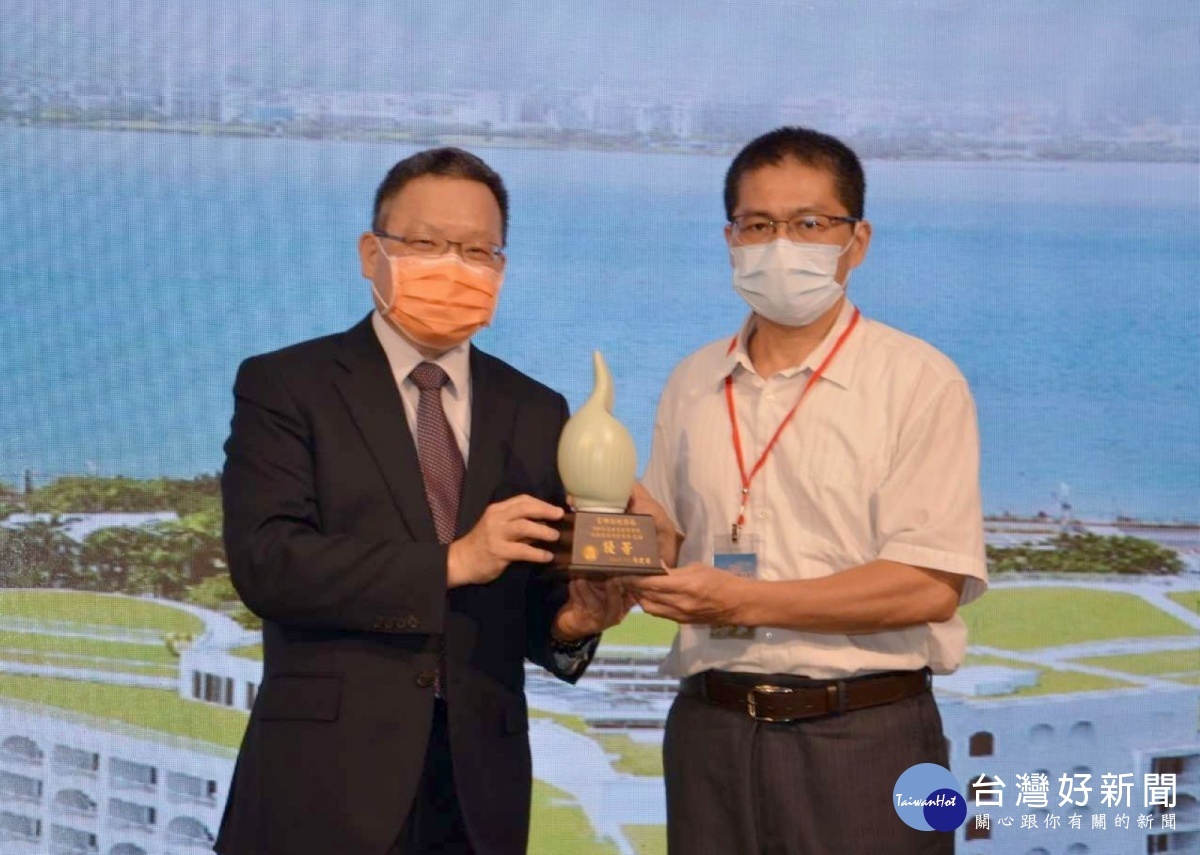 雲林縣稅務局獲得「稅捐稽徵作業績效類」與「租稅教育及宣導類」優等獎，局長張永靖代表接受財政部長頒發獎盃公開表揚。