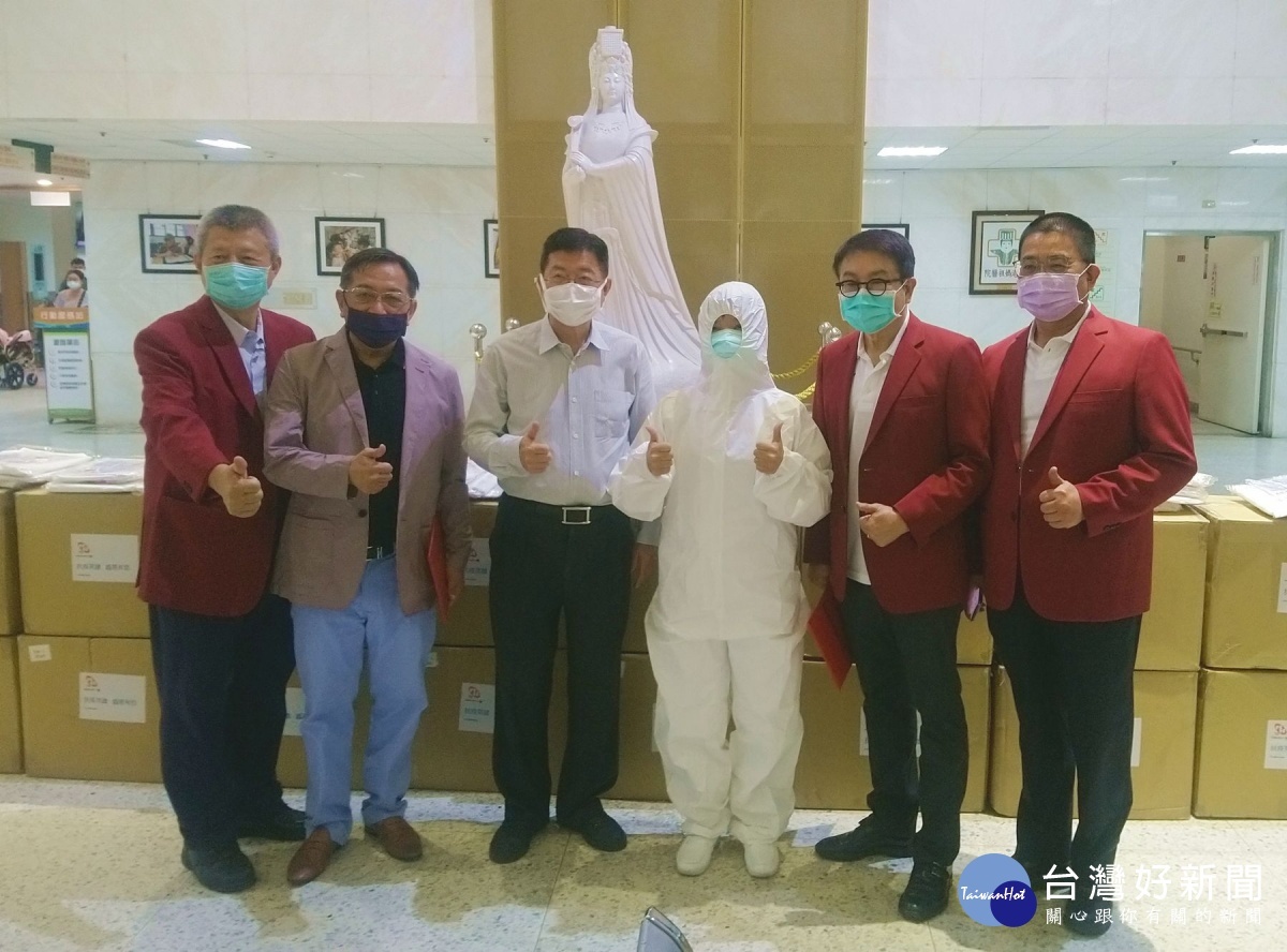 台灣弘久社會關懷協會感於疫情期間同島一命,邀集善心企業捐贈一千件全套式防護衣給北港媽祖醫院,增強醫療量能,也讓醫護倍感窩心。