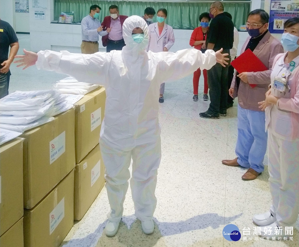 台灣弘久社會關懷協會感於疫情期間同島一命,邀集善心企業捐贈一千件全套式防護衣給北港媽祖醫院,增強醫療量能,也讓醫護倍感窩心。