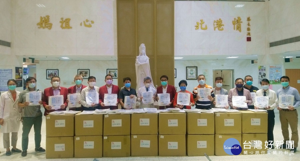 台灣弘久社會關懷協會感於疫情期間同島一命,邀集善心企業捐贈一千件全套式防護衣給北港媽祖醫院,增強醫療量能,也讓醫護倍感窩心。