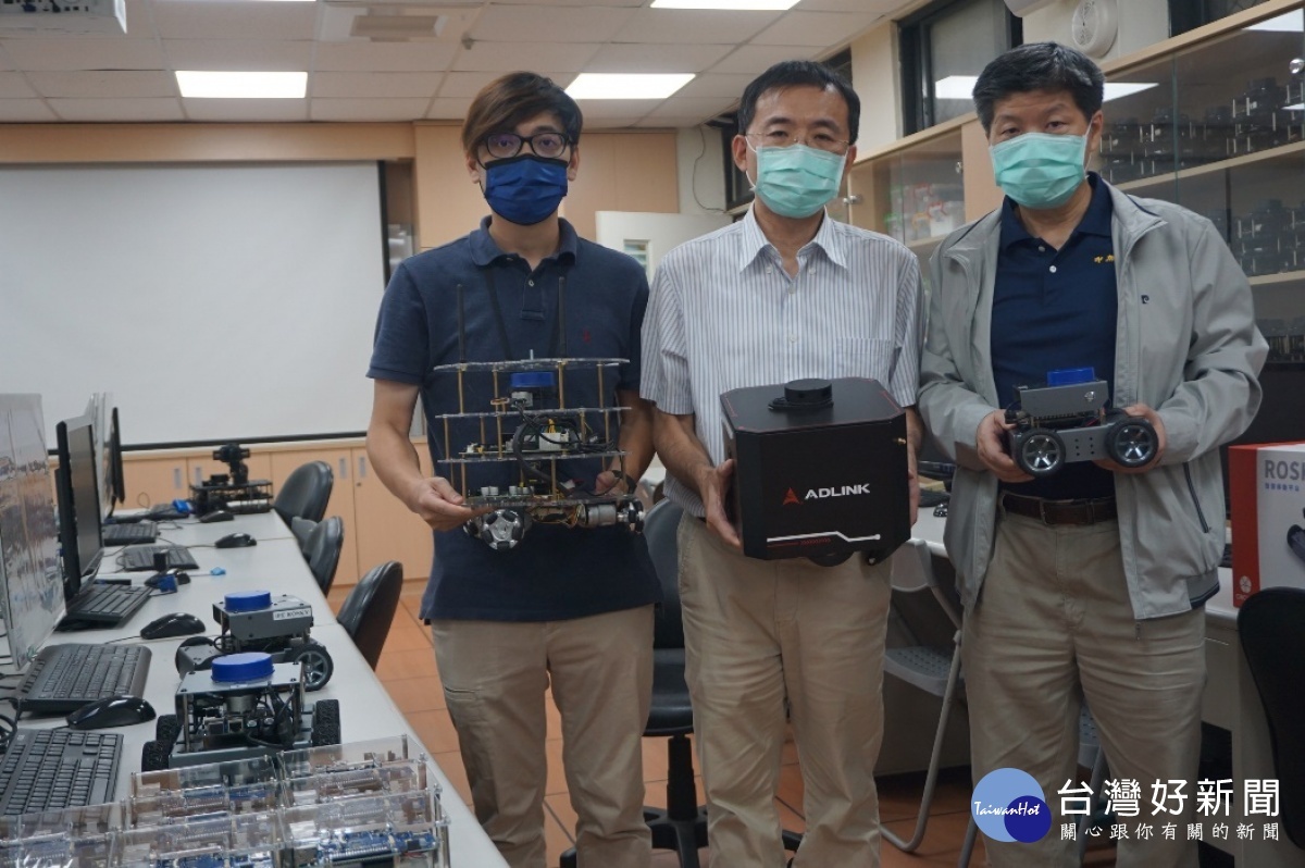 中原大學資訊系打造AI機器人5G專網實驗室,電資學院院長繆紹綱(右一)與師生合影。