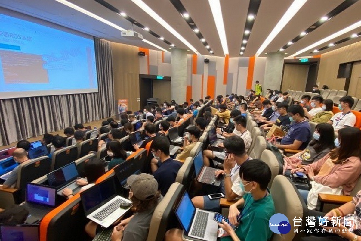 Taoyuan ROS Summer School機器人暑期課程,109年度初喈班上課情形。