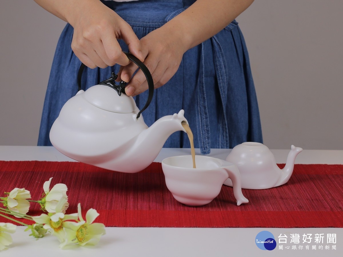 以蝸牛為造型的一壺二杯的「慢活茶具組」,盛裝鍋煮奶茶,體驗蝸牛的慢活態度