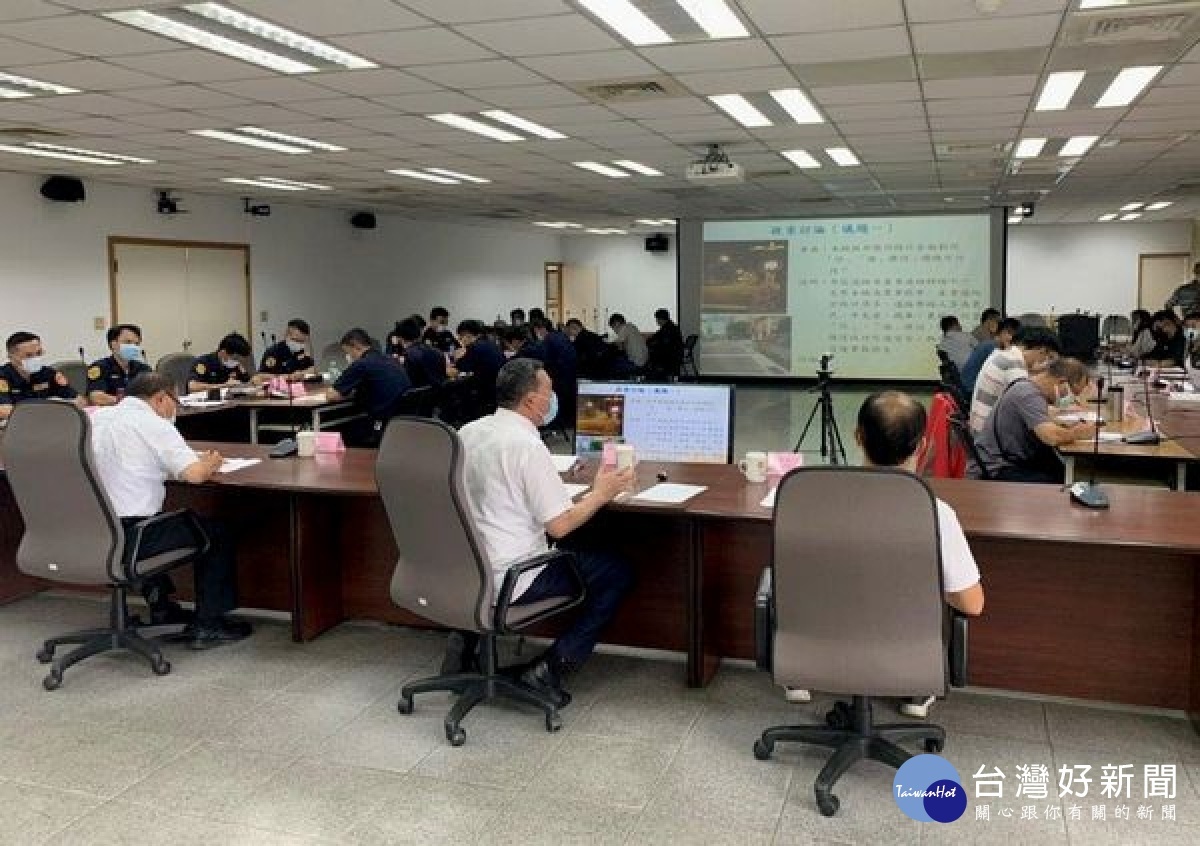 雲林縣警局召開「非號誌路口事故防制改善」會議,邀集縣府工務處、公路總局及20鄉鎮市公所等單位共商解決方案。