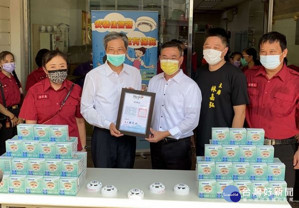 虎尾鎮公所為保障弱勢族群及高風險鎮民生命財產安全，編列新台幣100萬元預算購置住宅用火災警報器供鎮民申請領取使用。