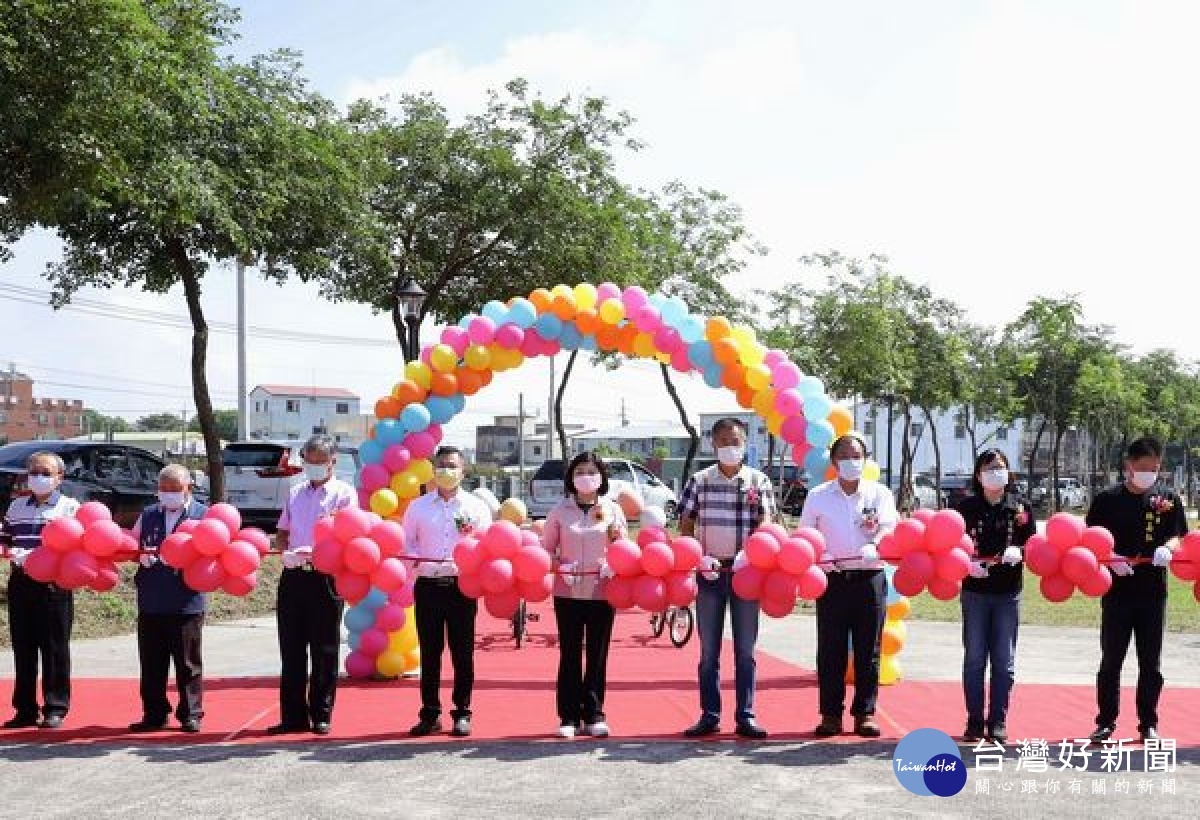 虎尾街道系統改善串接工程第三期竣工典禮在濁幹線自行車道旁舉行，縣長張麗善、立委林文瑞等來賓共同見證新亮點城市的魅力。