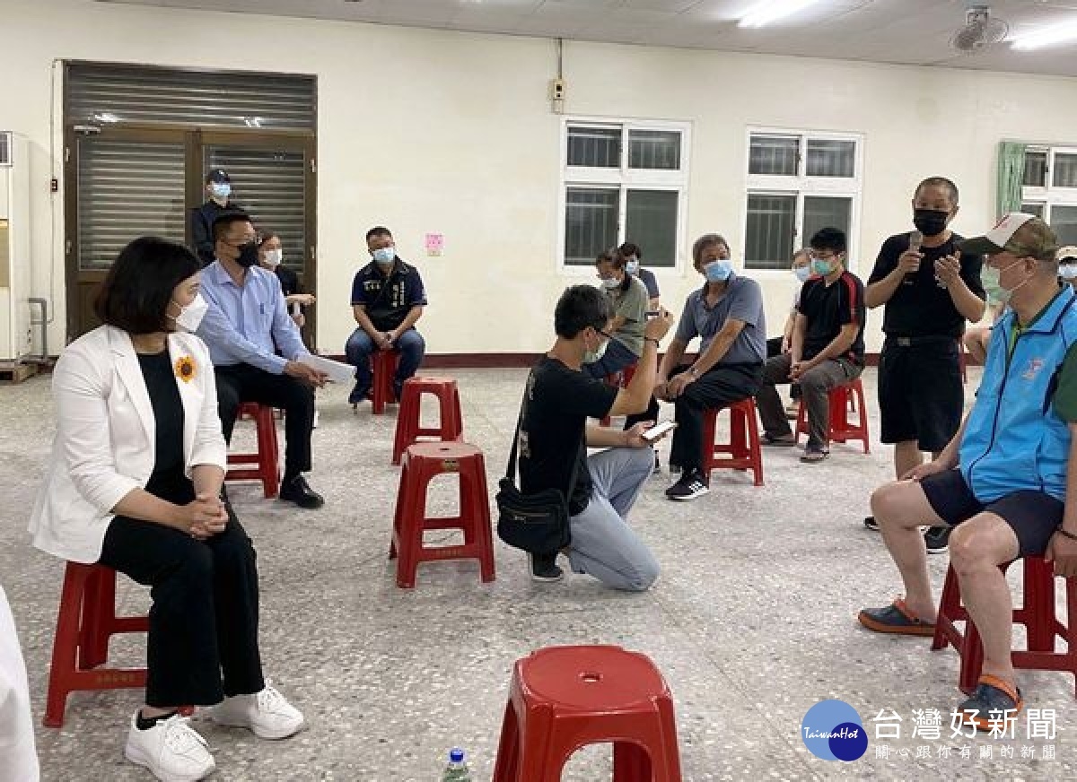 雲林縣政府為融入在地元素打造台西鄉中山老街新風貌，藉由公民參與讓建設更貼近民眾生活，完整呈現早年台西第一街風華。