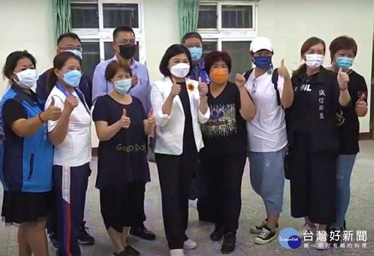 雲林縣政府為融入在地元素打造台西鄉中山老街新風貌，藉由公民參與讓建設更貼近民眾生活，完整呈現早年台西第一街風華。