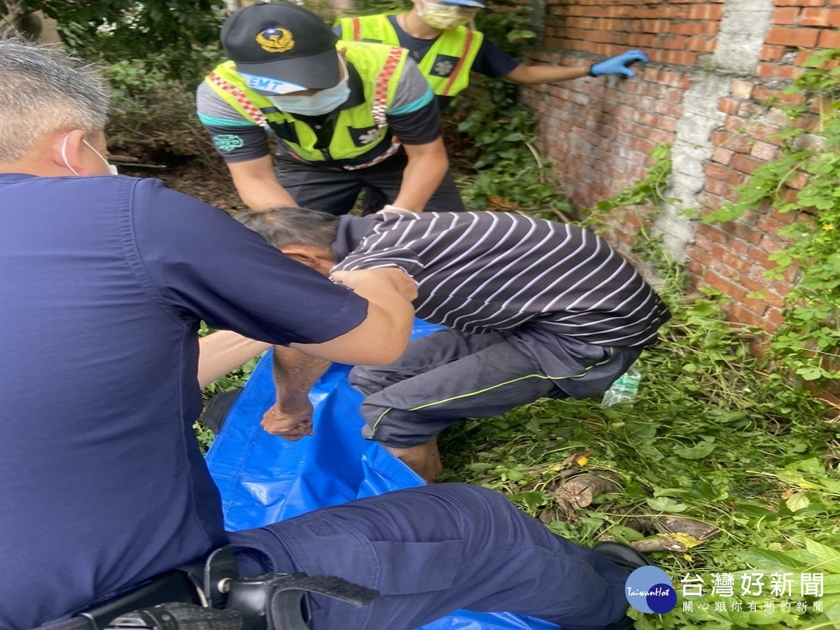 失智老人跌坐草叢 暖警即時伸出援手免憾事發生