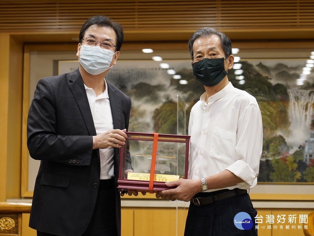 副市長劉和然回贈復康巴士模型車給財團法人邱春木社會福利慈善事業基金會董事長邱仁賢（右） 感謝捐贈