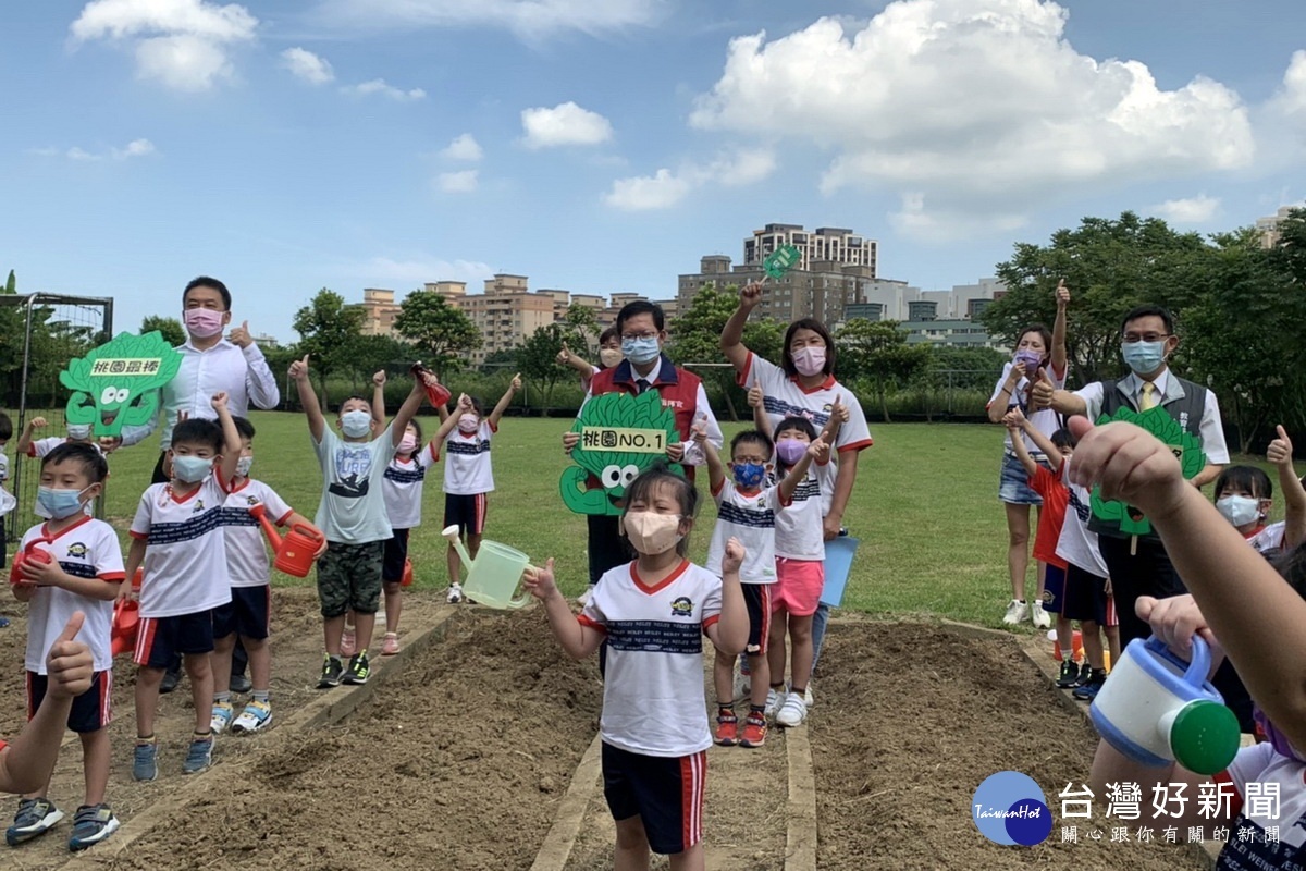 桃園市長鄭文燦視察私立衛斯理幼兒園,與小朋友們進行小農夫體驗活動。