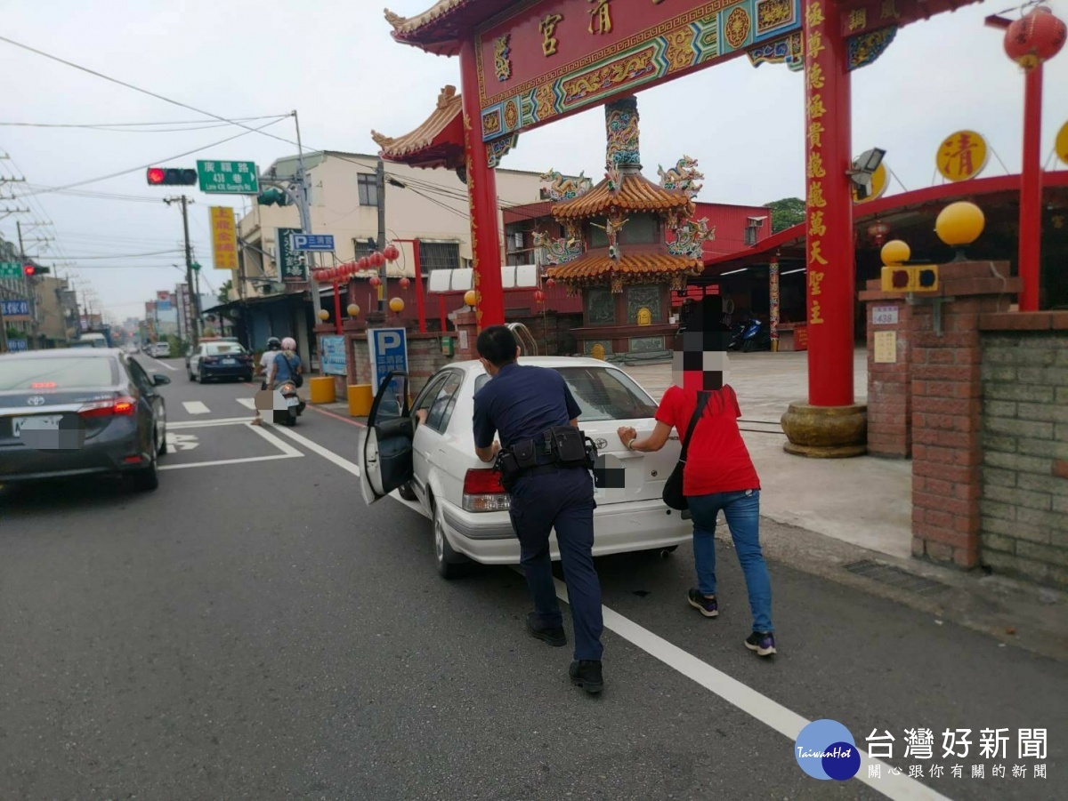 一輛自小客車故障停在路中央,員警立即先將該車輛推往路旁