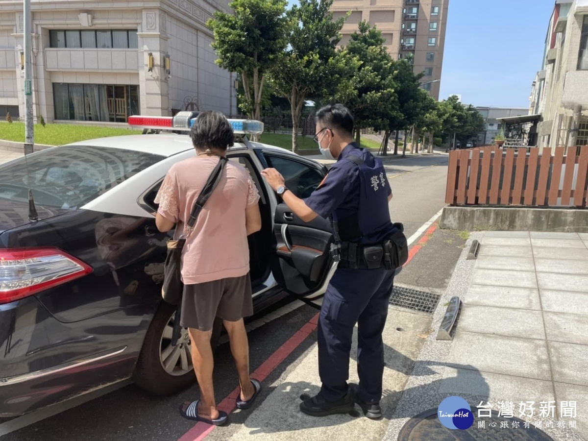 68歲老婦思親外出迷途,平鎮警熱心馳援