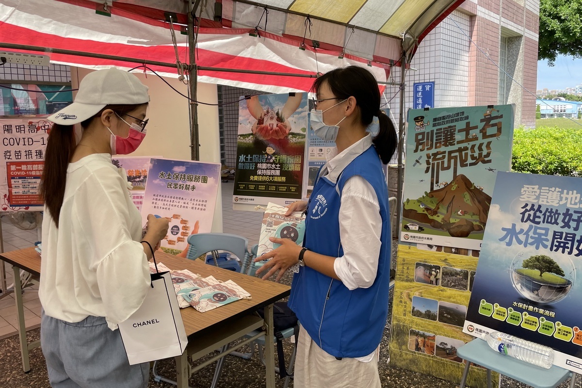 桃園市政府水務局主同仁於陽明高中疫苗接種站,進行水土保持相關知識教育宣導。