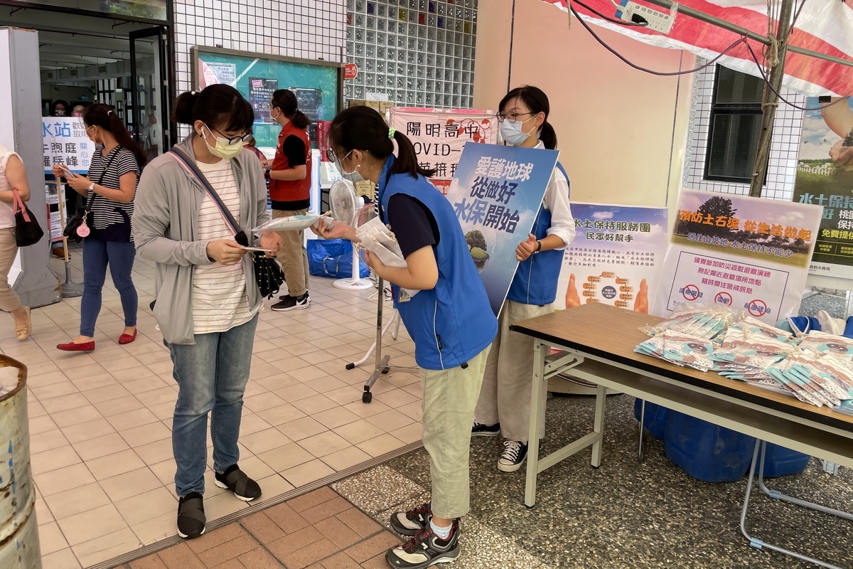 桃園市政府水務局主同仁於陽明高中疫苗接種站,進行水土保持相關知識教育宣導。