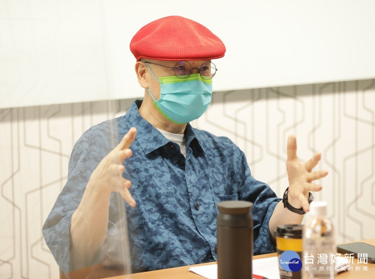 評審聯廣傳播集團創意長狄運昌給予學生腳本精進建議