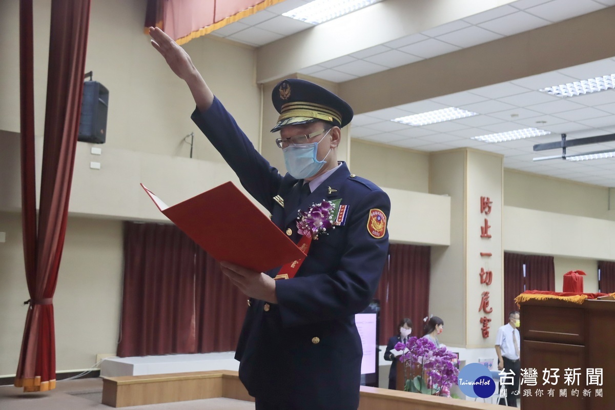 新任局長黃永志宣誓就職。(記者扶小萍攝)